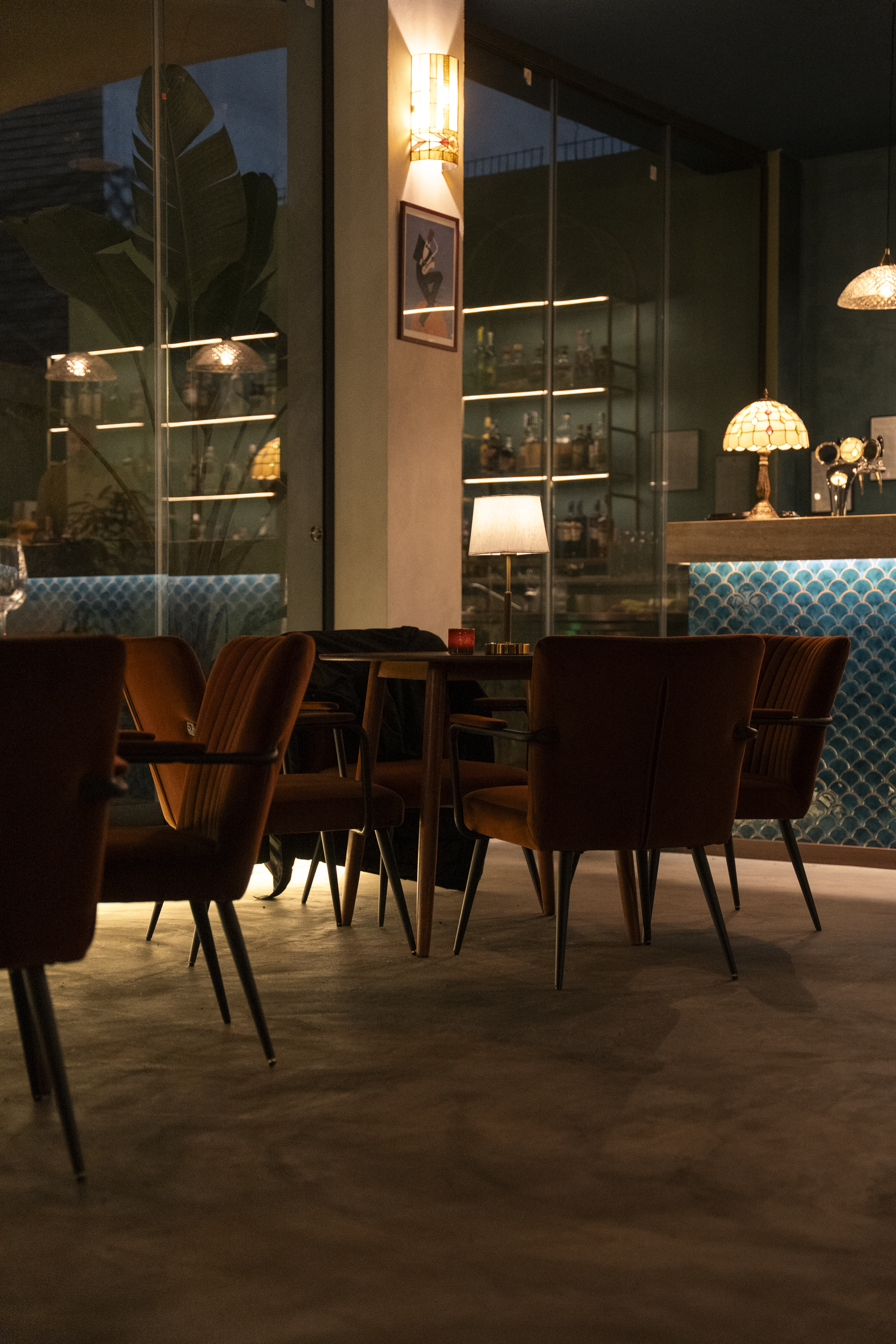 Sala BANCO con sedie vintage e bar sullo sfondo